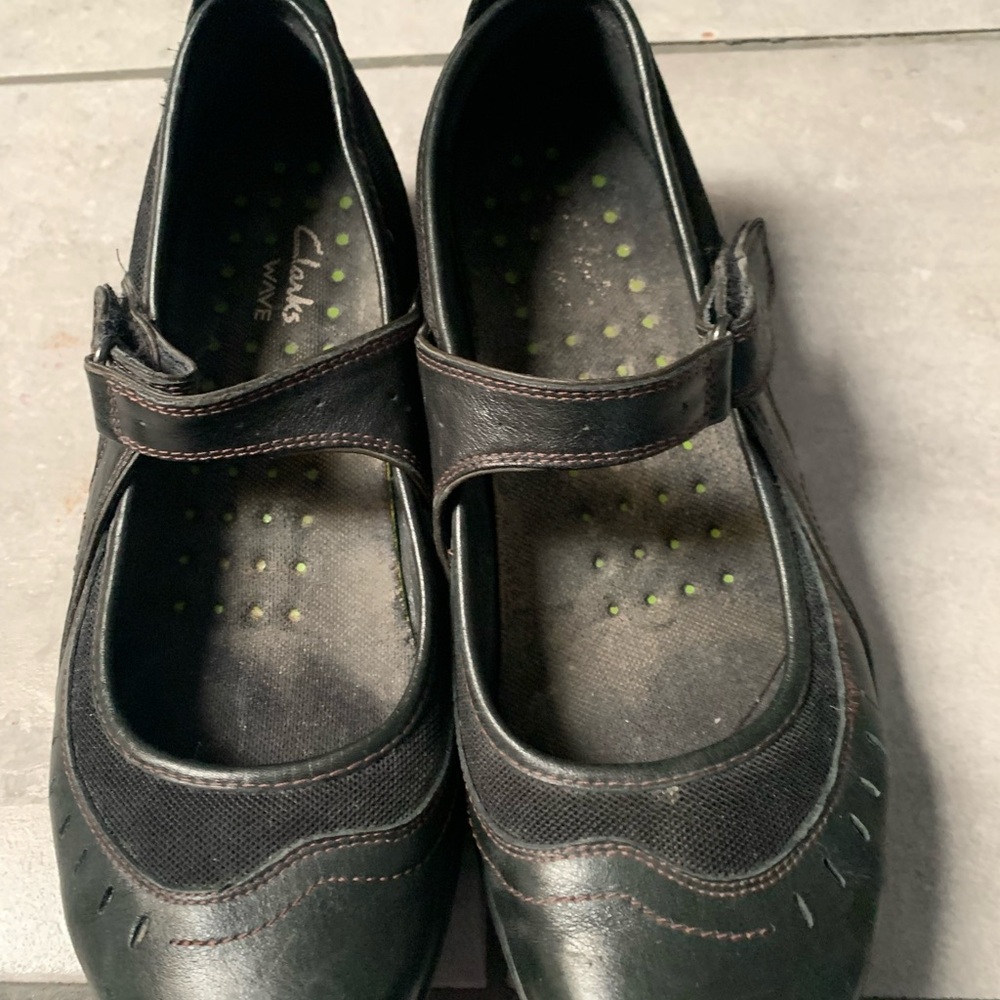 PAIR OF CLARK WAVE FLATS. SIZE 8.